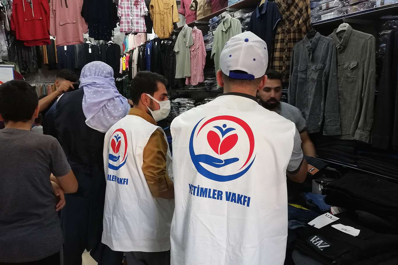 Yetimler Vakfı Ergani’de bayram öncesinde onlarca yetim çocuğu giydirdi Yetimler Vakfı Ergani’de bayram öncesinde onlarca yetim çocuğu giydirdi